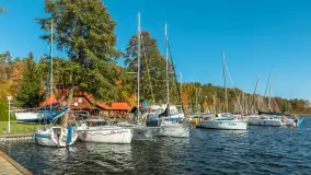 Jesienne kadry w porcie Pod Dębem, nad jeziorem Nidzkim, październik 2025 r. - zdjęcie 8