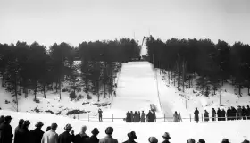 Zapomniana i już dziś nieistniejąca skocznia narciarska na Mazurach (rekonstrukcja AI) - zdjęcie 11