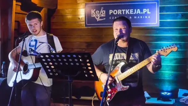 Zdjęcia: Zachód słońca w poetyckich dźwiękach muzycznego duetu  - zdjęcie 2