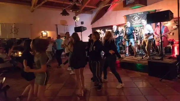 Zdjęcia: Mietek Folk porwał do tańca publiczność Albatrosa - zdjęcie 10