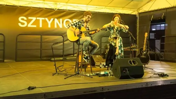 Zdjęcia: Hipnotyzujący wokal podkreślony gitarą akustyczną  - zdjęcie 7