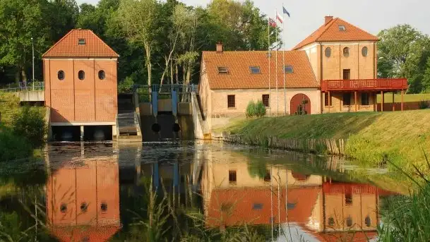 Zdjęcia: Gościnne progi starej elektrowni nad rzeką Węgorapą - zdjęcie 2