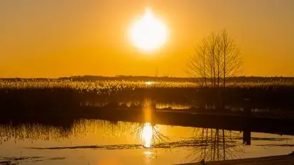 Kal i jezioro Mamry w marcowym słońcu