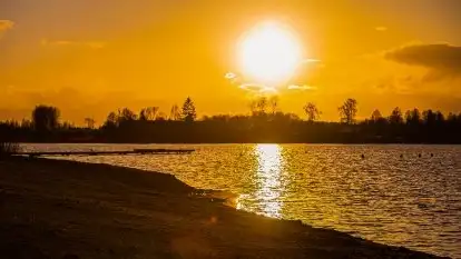 Tło Dla Mew i Marina Rydzewo w kolorach zachodu słońca