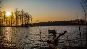 Złote jezioro Dejguny w kwietniowym słońcu - zdjęcie 6