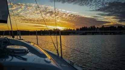 Zachód słońca podczas pływania jachtem Antila 30