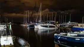 Port AZS Wilkasy skąpany w ciemnościach nocy - zdjęcie 5