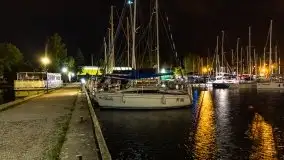 Port AZS Wilkasy skąpany w ciemnościach nocy - zdjęcie 8