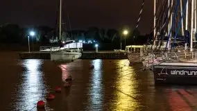 Port AZS Wilkasy skąpany w ciemnościach nocy - zdjęcie 52