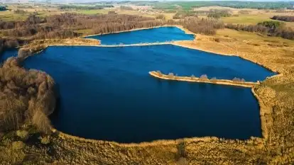 Jesienne jezioro Tuchlin z lotu mewy