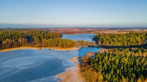 Przedwiosenny zachód słońca nad jeziorem Gołdopiwo i Żabiniec