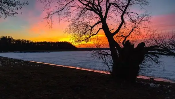 Marcowy zachód słońca nad jeziorem Kisajno