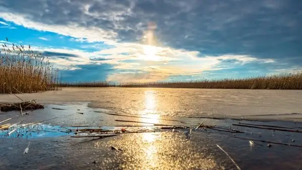 Przedwiosenny zachód słońca w porcie Kal, jezioro Mamry
