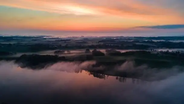Wschód słońca z drona nad jeziorem Wojnowo