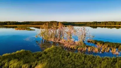 Jezioro Kirsajty o zachodzie słońca