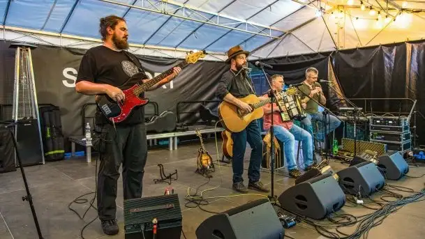 Zespół Formacja na deskach portu w Sztynorcie, czerwiec 2021 r.