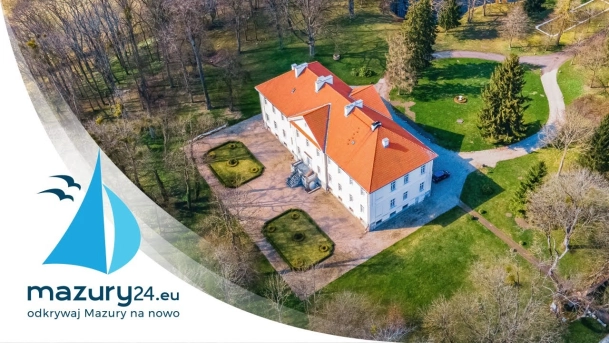 Wiosna przy pałacu w Nakomiadach