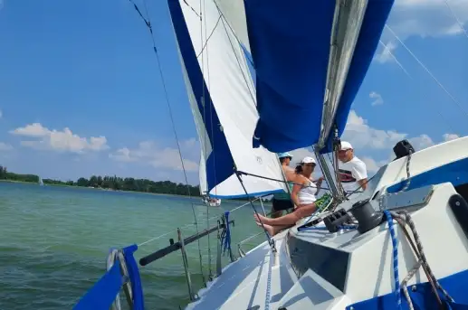 Rejsy jachtem żaglowym w Mikołajkach
