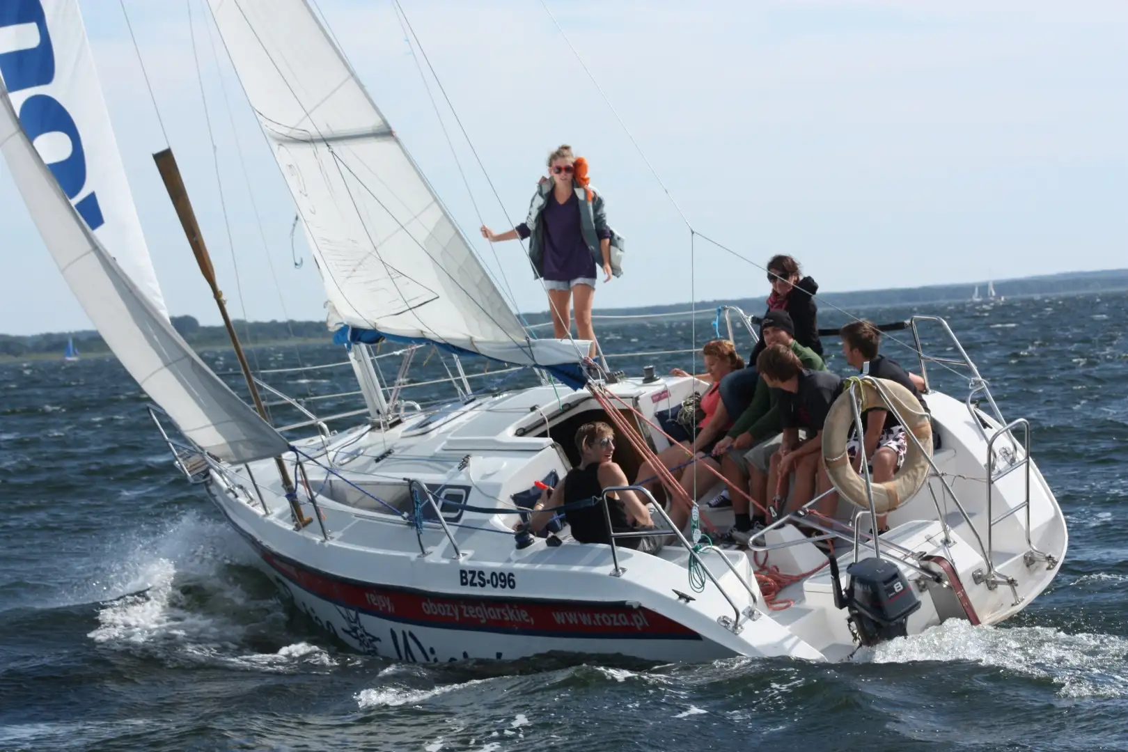 żeglarzy, instruktorów do pracy na rejsach i obozach na Mazurach