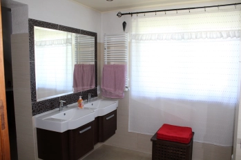 Dom na spokojnym osiedlu w Piszu blisko jeziora Mazury - zdjęcie 13