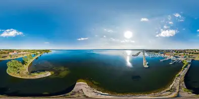 Ekomarina Giżycko widziana znad starego pirsu po wschodniej stronie portu