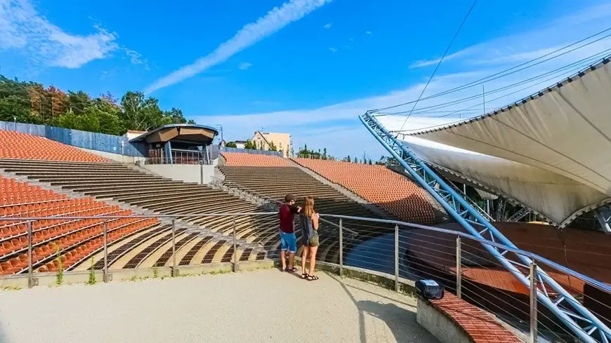 Najwięcej kabaretów i koncertów na Mazurach odbywa się w...