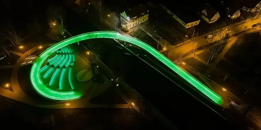 W sezonie 2020 turyści mogli zachwycać się nową kładką nad kanałem, rzeką?